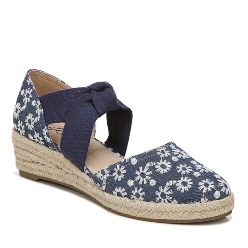 Life Stride “Kascade” canvas strappy espadrilles. 10W